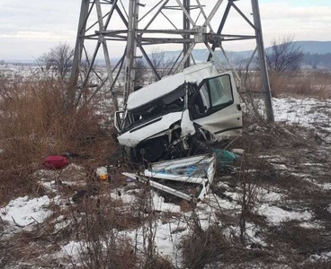 Argeş: Microbuz cu nouă persoane la bord, implicat în accident la ieşirea de pe autostradă spre Bascov; şapte persoane au fost rănite. VIDEO
