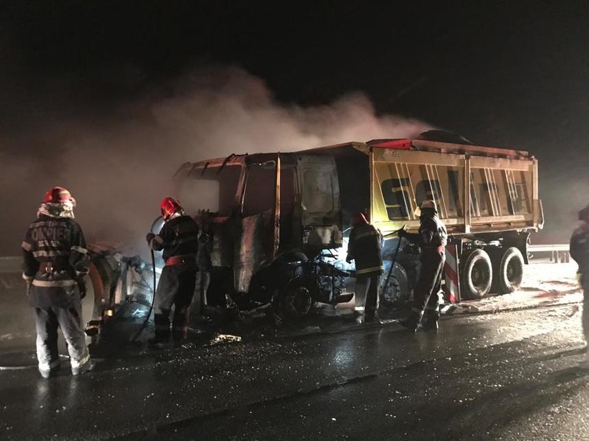O autospecială de deszăpezire a luat foc pe Autostrada Bucureşti - Constanţa