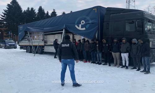 Timişoara: 12 cetăţeni irakieni şi sirieni, opriţi de poliţiştii de frontieră din încercarea de a ieşi ilegal din ţară, ascunşi într-un TIR. FOTO, VIDEO