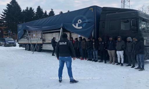 Timişoara: 12 cetăţeni irakieni şi sirieni, opriţi de poliţiştii de frontieră din încercarea de a ieşi ilegal din ţară, ascunşi într-un TIR. FOTO, VIDEO