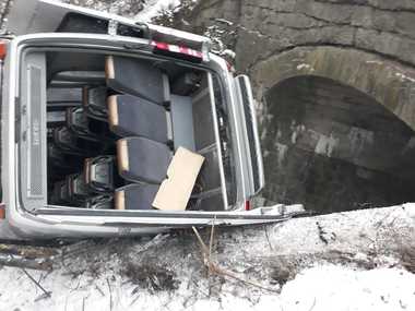 Bistriţa-Năsăud: Un microbuz a ieşit de pe şosea şi a căzut în şanţ; patru persoane au fost rănite. FOTO