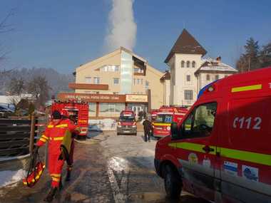 Incendiu la un azil pentru vârstnici din Suceava; aproximativ 60 de persoane au fost evacuate, nu sunt răniţi. FOTO, VIDEO