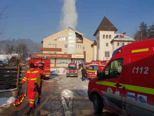 Incendiu la un azil pentru vârstnici din Suceava; aproximativ 60 de persoane au fost evacuate, nu sunt răniţi. FOTO, VIDEO