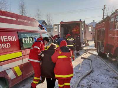 Suceava: Vârstnicii de la azilul unde a izbucnit un incendiu au fost transportaţi de echipaje SMURD la un alt centru din localitate. FOTO, VIDEO