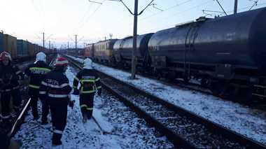 UPDATE Peste 200 de persoane au fost evacuate din gara Roşiorii de Vede, judeţul Teleorman, unde dintr-un vagon cisternă s-a scurs propilenă. Traficul feroviar în gara Roşiorii de Vede a fost reluat FOTO, VIDEO