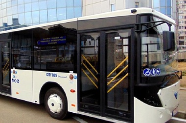 Tânără rănită după ce a căzut, pe geam, dintr-un autobuz aflat în mers, la Ploieşti