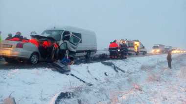 Patru persoane au murit şi alte două au fost rănite în urma a două accidente rutiere produse în judeţul Mehedinţi. FOTO