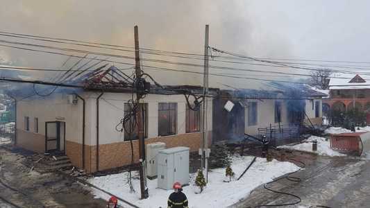 Vrancea: Clădirea în care era sediul Primăriei din Fitioneşti, cuprinsă de un incendiu puternic, iar acoperişul s-a prăbuşit; angajaţii au fost evacuaţi. FOTO, VIDEO