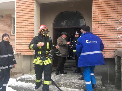 Incendiu la subsolul unui bloc de locuinţe din oraşul Covasna; unsprezece locatari au fost evacuaţi. FOTO