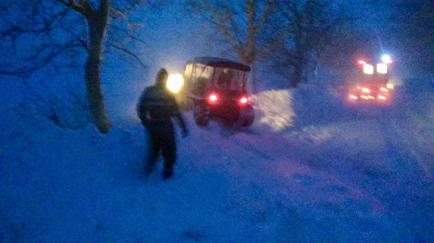 IGSU: Peste 90 de persoane şi 27 de autovehicule, deblocate din zăpadă; în Iaşi se acţionează cu şenilata la două cazuri medicale. FOTO