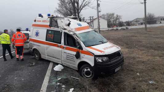 Constanţa: Asistentă medicală rănită, după ce ambulanţa în care se afla a fost lovită de un autovehicul