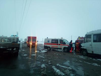 Trei persoane rănite într-un accident produs pe DN 1, în Prahova, după ce un microbuz cu pasageri a lovit din spate o autoutilitară