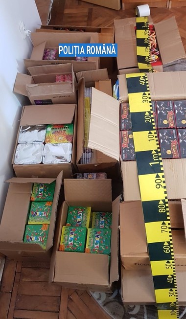 Poliţiştii au confiscat peste 37 de tone de articole pirotehnice