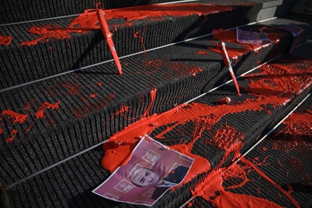 Protest cu vopsea roşie şi cuţite aruncate pe scările Ministerului Justiţiei / Autorii au fost ridicaţi de poliţişti