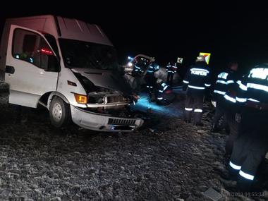 Gorj: Bărbat transportat la spital după un accident în care au fost implicate o autoutilitară şi o ambulanţă; şoferul autospecialei şi o pacientă au avut nevoie de îngrijiri medicale