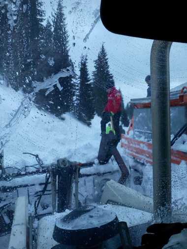 Dâmboviţa: Avalanşă pe drumul judeţean care face legătura între DN 71 - Cota 1000 şi Platoul Montan Bucegi, fiind surprins şi un utilaj; drumul a fost închis circulaţiei. VIDEO