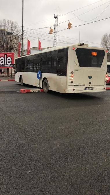 Constanţa: Un autobuz de călători a rămas suspendat pe scuar, în mijlocul unui bulevard, după ce şoferul a coborât şi nu a asigurat mijlocul de transport. VIDEO