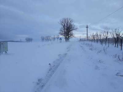 Cinci persoane cu trei autoturisme, blocate pe un drum judeţean din Sibiu din cauza zăpezii viscolite. VIDEO