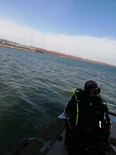 Constanţa: Bărbat căutat de pompieri şi de Garda de Coastă după ce a căzut în Dunăre de pe o barjă