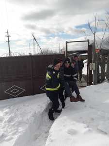 Mehedinţi: Bărbat cu grave probleme medicale, transportat jumătate de kilometru pe brate de pompieri, din cauza nămeţilor