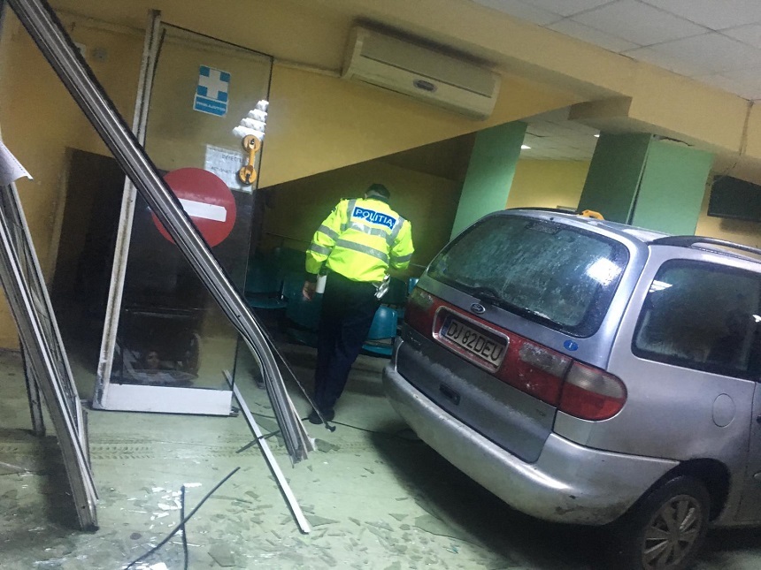 UPDATE - Un bărbat a intrat cu maşina în uşile de acces ale Spitalului Judeţean Craiova, el fiind singurul rănit în urma incidentului. Bărbatul consumase alcool şi susţine că a încurcat frâna cu acceleraţia - FOTO

