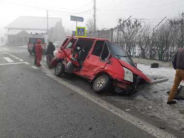 Vâlcea: Un microbuz cu pasageri s-a ciocnit cu o autoutilitară de gunoi, două persoane fiind transportate la spital; traficul pe DN 7 este blocat. FOTO
