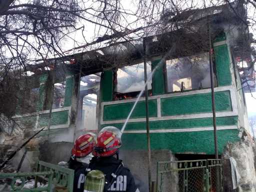 Bărbat mort într-un incendiu în judeţul Hunedoara. Pompierii au ajuns pe jos la intervenţie, transportând furtunuri şi o motopompă