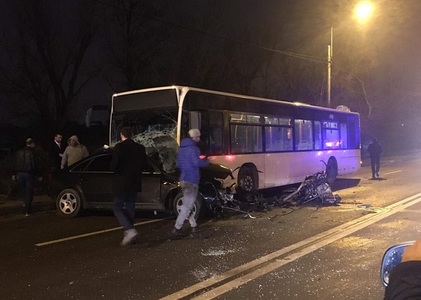 Accident în Capitală: Două persoane au murit după ce un autoturism s-a ciocnit cu un autobuz - FOTO, VIDEO