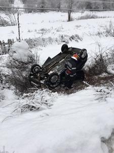 Hunedoara: Un bărbat a murit după ce maşina pe care o conducea s-a răsturnat într-un şanţ