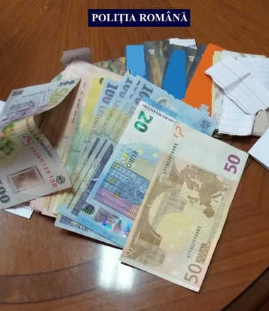 Arad: Un bărbat suspectat de camătă, reţinut de poliţişti; aceştia au identificat cel puţin 29 de victime cărora suspectul le luase cărţile de identitate sau cardurile de salarii pentru a garanta împrumuturile
