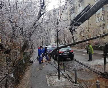Societatea de Transport Bucureşti a dispus retragerea troleibuzelor în depouri, din cauza condiţiilor meteorologice extreme