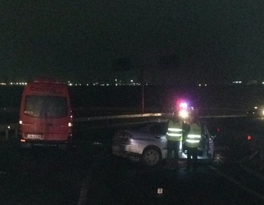 Accident la o ieşire de pe Autostrada Sibiu – Orăştie: Un autoturism a pătruns pe contrasens şi a lovit un microbuz în care se aflau 12 oameni; şoferul vinovat a părăsit maşina şi a fugit pe câmp. VIDEO