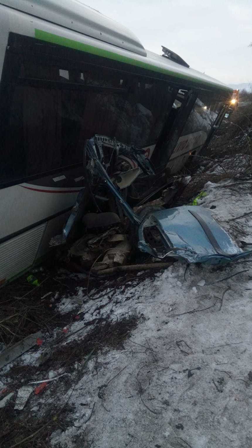 Plan Roşu de Intervenţie în Caraş-Severin, după ce un autourism şi un autocar s-au ciocnit pe DN 6; şoferul maşinii a murit, trei pasageri din autocar fiind rănţi. FOTO/ VIDEO
