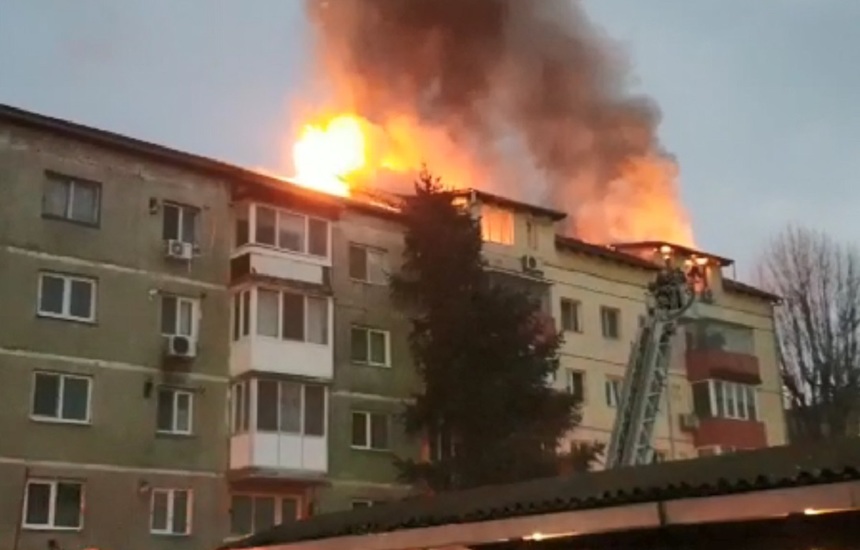 Timişoara: Puternic incendiu la mansarda unui bloc cu cinci etaje; s-au constituit echipe de căutare-salvare pentru a vedea dacă sunt persoane surprinse. VIDEO