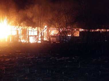 Incendiu la o casă din Teleorman: O butelie a explodat, alte două fiind scoase din foc de pompieri; din cauza lucrărilor de canalizare, pompierii au întins două sute de metri furtunurile pentru a ajunge la incendiu. FOTO/ VIDEO