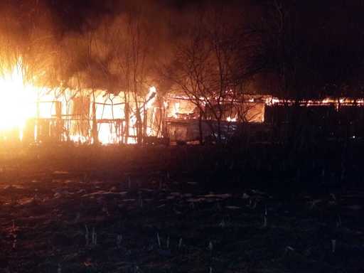 Incendiu la o casă din Teleorman: O butelie a explodat, alte două fiind scoase din foc de pompieri; din cauza lucrărilor de canalizare, pompierii au întins două sute de metri furtunurile pentru a ajunge la incendiu. FOTO/ VIDEO