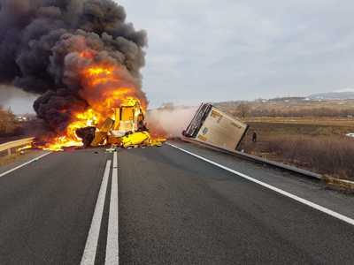 Caraş - Severin: Accident cu trei TIR-uri pe DN 6; doi soferi au murit, după ce autovehiculele au luat foc. FOTO