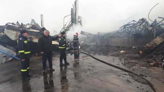 Incendiul de la fabrica de condimente din Alba Iulia nu a fost stins după mai bine de 50 de ore; 30 de pompieri acţionează în continuare