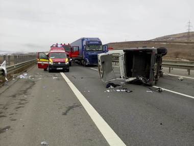 UPDATE: Cluj: Cel puţin cinci răniţi, după ce un TIR şi un microbuz s-au ciocnit pe Autustrada Gilău – Turda; microbuzul cu pasageri s-a răsturnat. FOTO