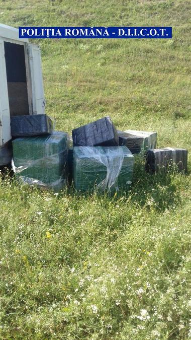 Botoşani: 44 de percheziţii într-un dosar de contrabandă cu ţigări; 39 de persoane au fost duse la audieri. FOTO
