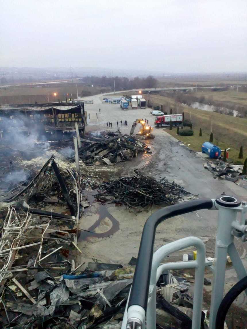 Intervenţia pompierilor pentru lichidarea focarelor rămase în perimetrul fabricii de condimente din Alba Iulia continuă, numărul echipajelor fiind însă redus. FOTO, VIDEO