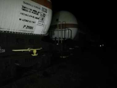 Trafic feroviar blocat în judeţul Caraş-Severin după ce un vagon al unui tren de marfă a deraiat; călătorii celorlalte garnituri sunt transbordaţi cu autobuze. FOTO, VIDEO