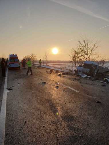 Suceava: Doi morţi şi şapte răniţi, în urma unui accident rutier în care au fost implicate un microbuz şi o autoutilitară. FOTO/ VIDEO