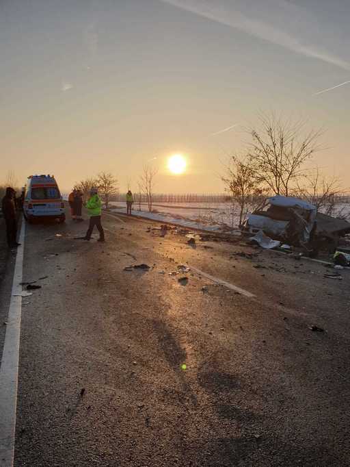 Suceava: Doi morţi şi şapte răniţi, în urma unui accident rutier în care au fost implicate un microbuz şi o autoutilitară. FOTO/ VIDEO