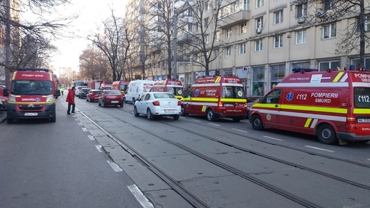 UPDATE - Incendiu într-un bloc din Capitală: locatarii, evacuaţi - patru adulţi şi doi copii vor fi duşi la spital ca urmare a expunerii la fum - FOTO, VIDEO