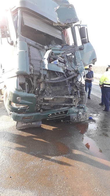 Accident între două TIR-uri în judeţul Hunedoara. Unul dintre şoferi a rămas încarcerat - FOTO

