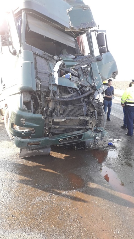 Accident între două TIR-uri în judeţul Hunedoara. Unul dintre şoferi a rămas încarcerat - FOTO

