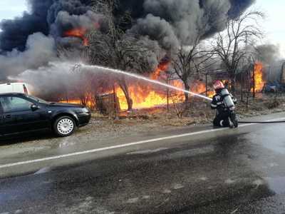 Ialomiţa: Incendiu puternic la o vulcanizare, fiind înregistrate mai multe explozii simultane ale unor butoaie cu motorină. FOTO