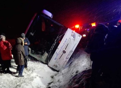 UPDATE: Braşov: Autocar cu 25 de persoane la bord, răsturnat pe DN 1; patru persoane au fost rănite. FOTO/ VIDEO