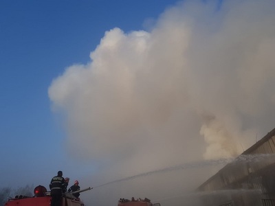 Iaşi: Explozie urmată de incendiu, într-un bloc de nefamilişti; peste 20 de persoane au fost evacuate